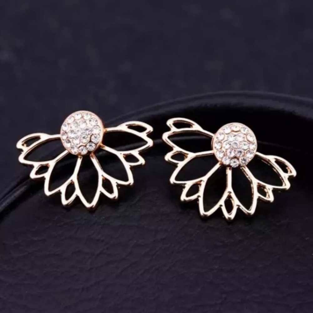 NWOT flower 🌸  gold/ silver earrings - Picture 4 of 4
